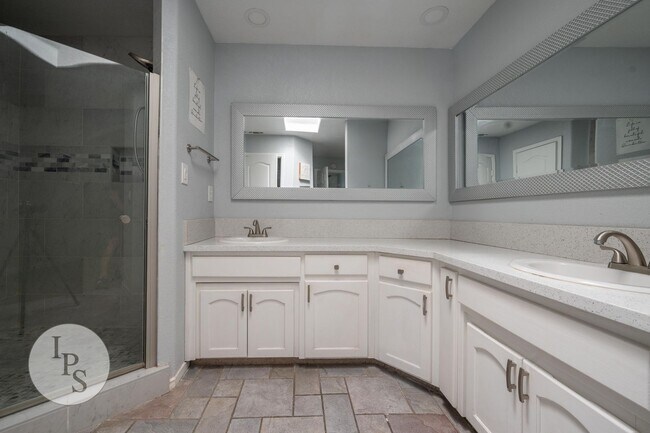 Building Photo - Northwest Fresno Home, CUSD - 4BR/2.5BA, Gated Community - Lots of Amenities