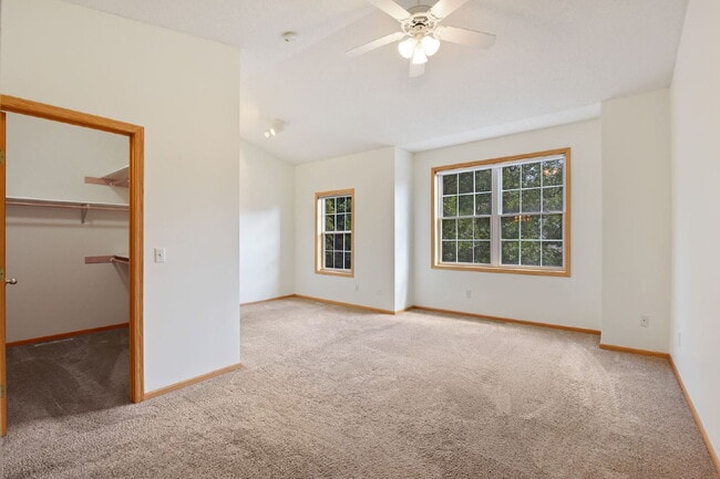 Building Photo - Charming 2-Bed Townhouse in Wayzata with Hardwood Elegance & Cozy Fireplace!
