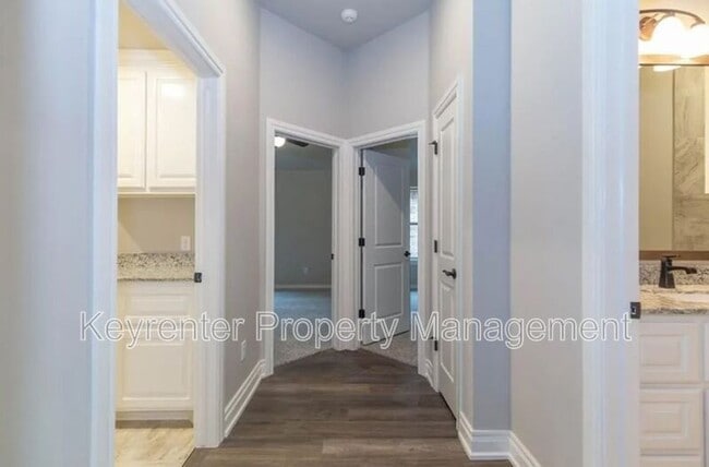 Building Photo - 1017 NE 34th Terr