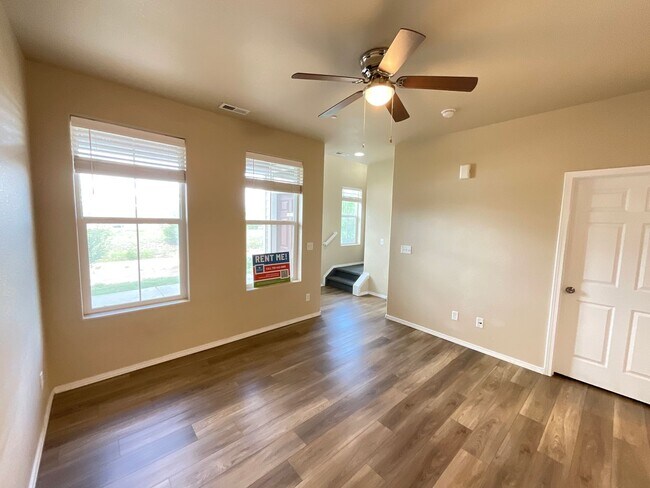 Building Photo - 3 Bedroom Townhome Available Near Constitu...