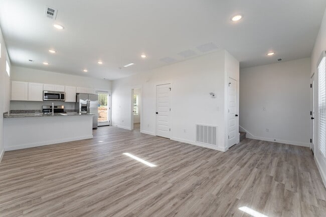Building Photo - Newer 3BR Centerton Gem: Modern Living with Lawn Care Included!