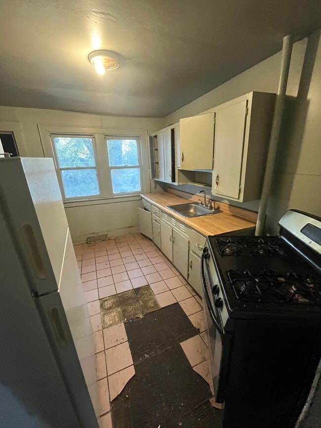 Building Photo - 1700 S Stanley St