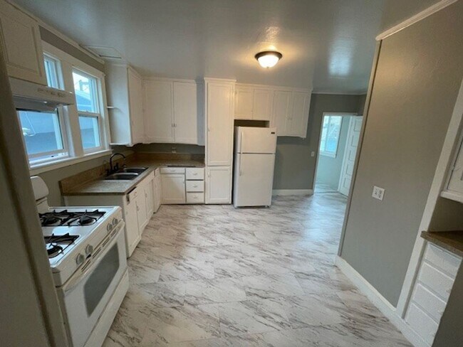 Building Photo - Newly remodeled, one-bedroom, one-bathroom...