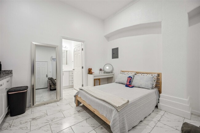 Building Photo - 5027 Creekmont Dr