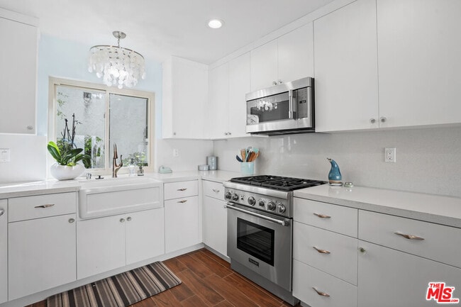 Building Photo - 6505 Dume Dr