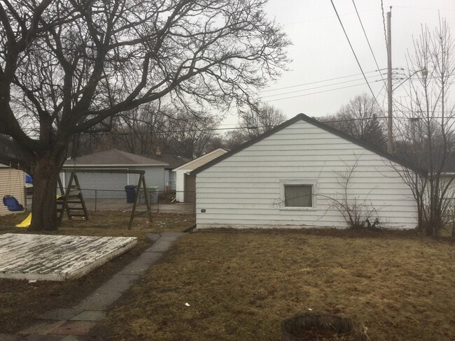 Building Photo - 3BR 1BA Single Family