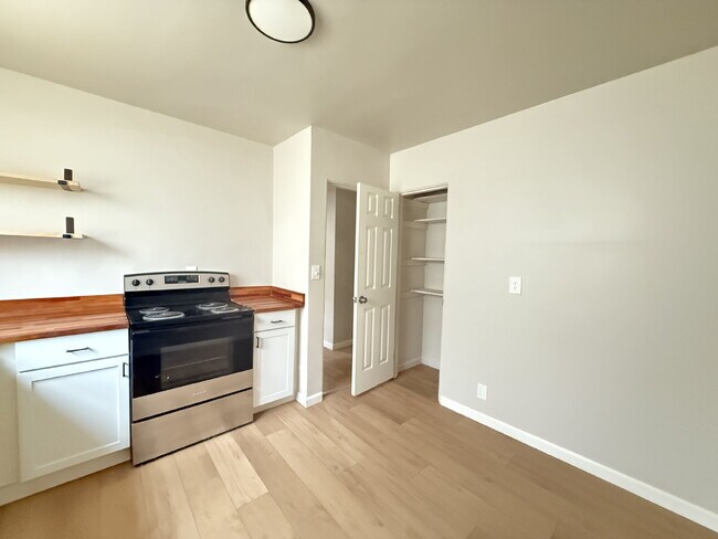 Building Photo - Updated 2-Bedroom Unit in the Heart of Fou...