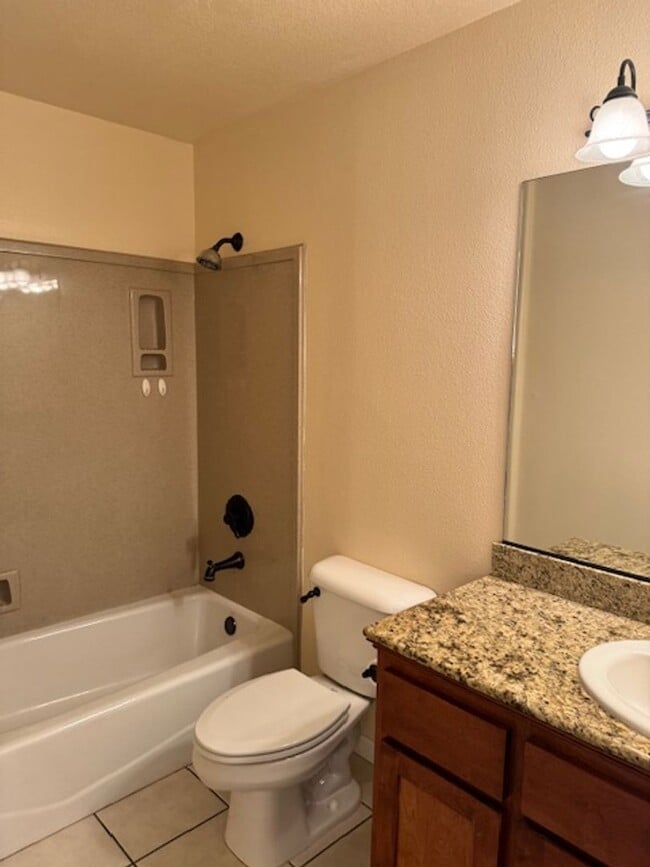 Building Photo - NEW TO MARKET/ LARGE 2 STORY HOME ON PRIVA...