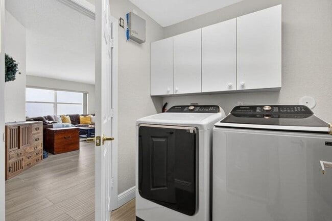 Building Photo - 15155 Newquay Ct