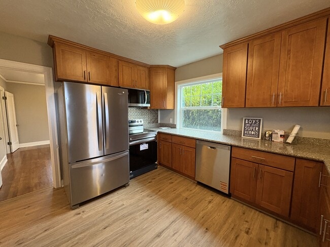 Building Photo - 16093 SW Roy Rogers Rd