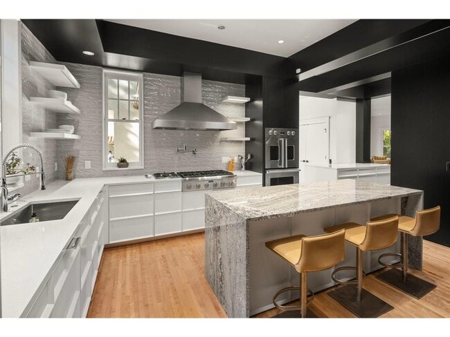 Building Photo - 2700 W Lake of the Isles Pkwy