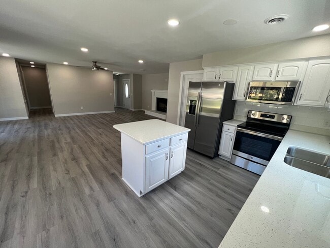 Building Photo - Remodeled 3 bedroom/2 bathroom home with d...