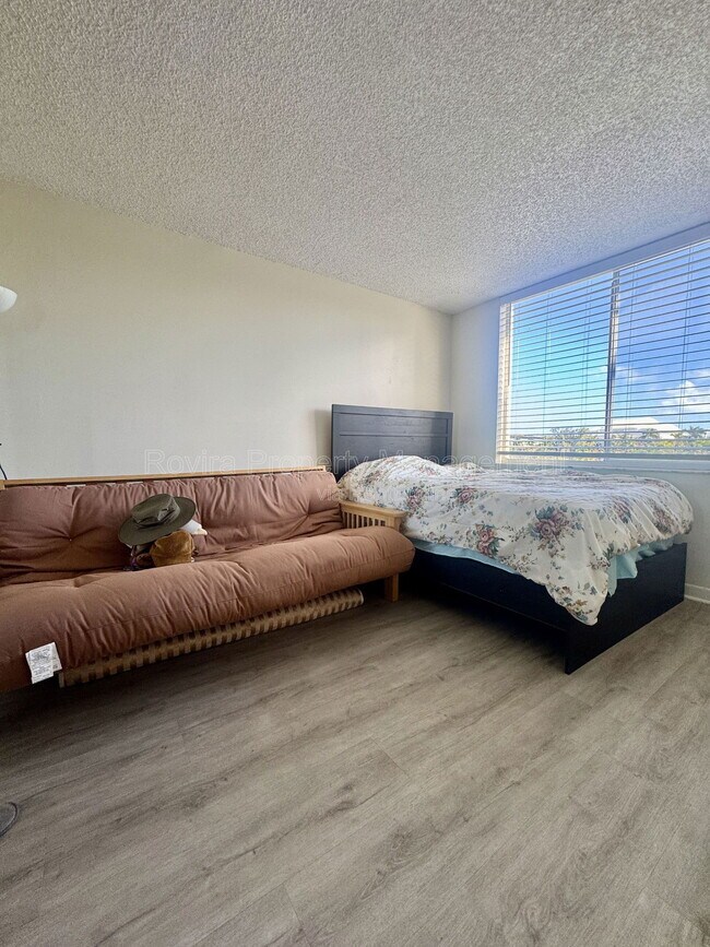 Building Photo - 1740 NW N River Dr