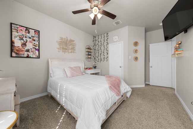 Building Photo - Upscale Living!