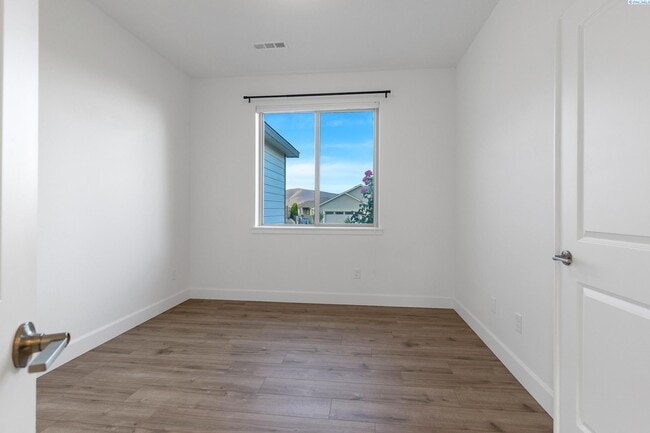 Building Photo - 6 to 18 mo lease available
