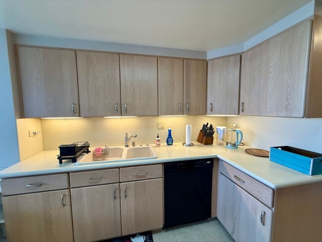Building Photo - 250 Kawaihae St