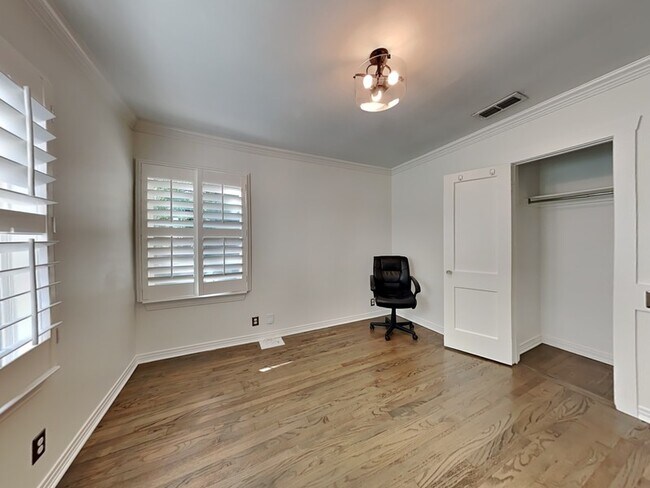 Building Photo - 8902 Redondo Dr