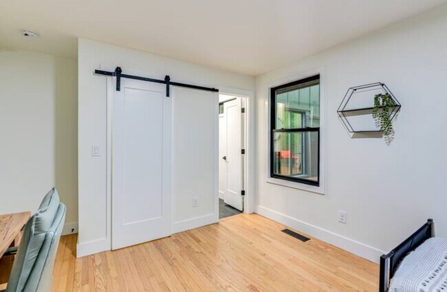 Building Photo - 930 Downey Dr