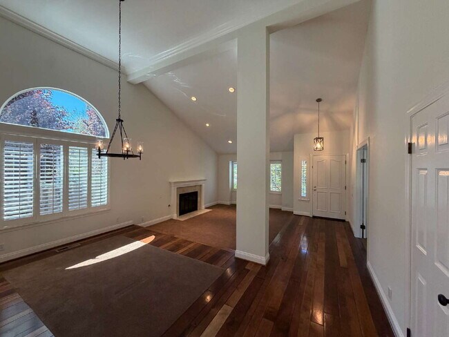 Building Photo - 10 Shady Oak Ct