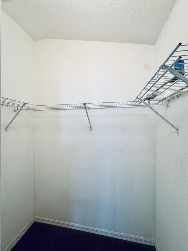 Building Photo - Spacious 2-Bedroom Townhome in Gated Fishh...