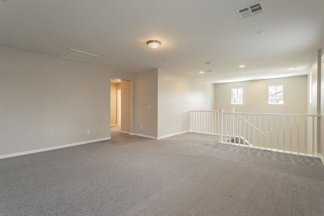 Building Photo - Exquisite 5 bedroom 4 bathroom home with fresh paint and new carpet waiting for you!