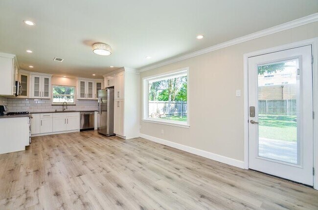 Building Photo - 8330 Waterbury Dr