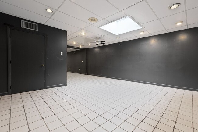 Building Photo - 277 Crown St