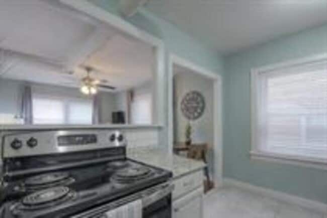 Building Photo - 722 W 37th St