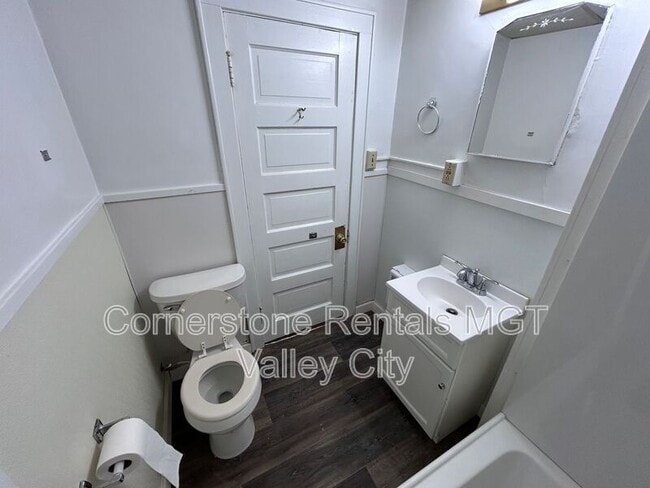 Building Photo - 208 5th Ave SW