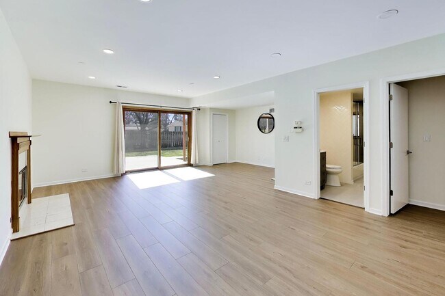 Building Photo - 1209 E Davis St