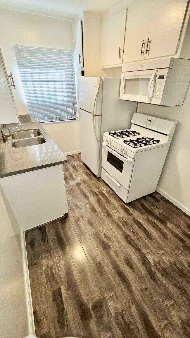 Building Photo - 12120 Rochester Ave