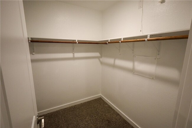 Building Photo - 910 Kickapoo Ln