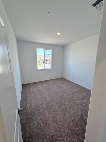 Building Photo - 339 Deer Lake Way
