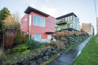 Building Photo - 2 bedroom 1.5.bathroom 1 off street parking
