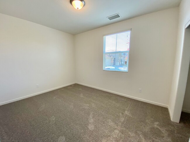 Building Photo - $2,450 Locan & Ashlan 3 Bedroom - Ashlan a...