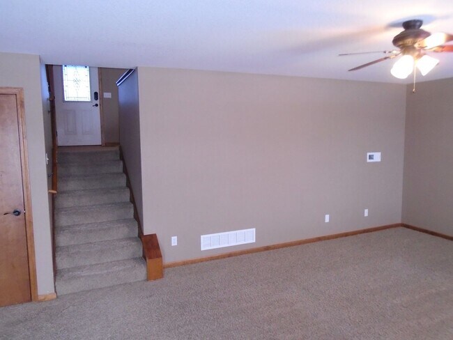 Building Photo - Beautiful Home Great Location