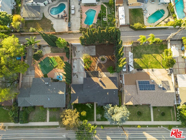 Building Photo - 10557 Reseda Blvd