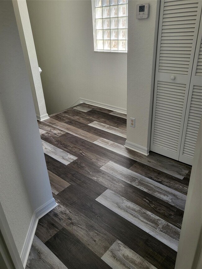 Building Photo - 2040 SE Avon Park Dr