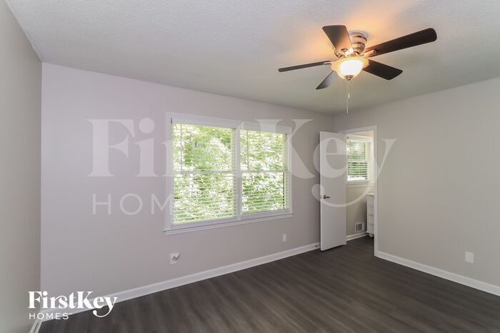 Building Photo - 891 Valley Wood Ct