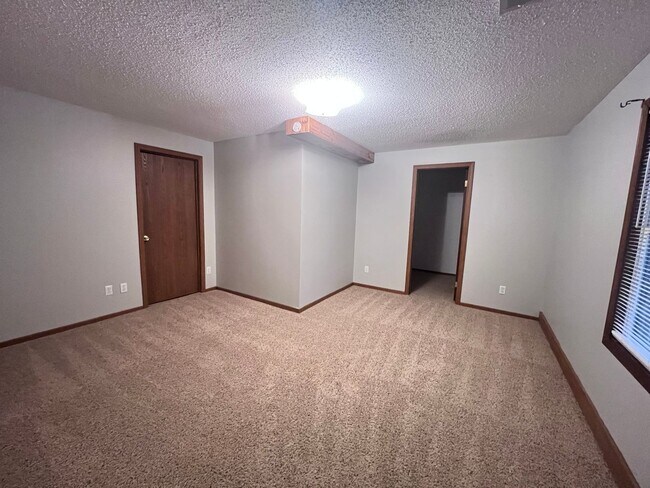 Building Photo - Three Bedroom Duplex in Rockford!