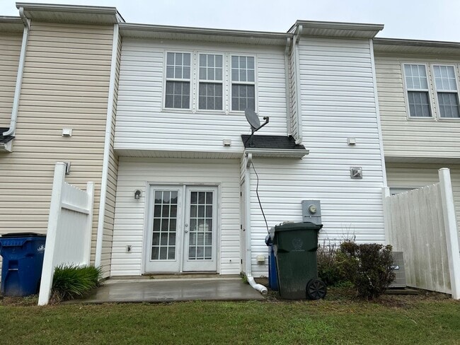 Building Photo - 3 Bed | 2.5 Bath Townhouse in North Raleigh