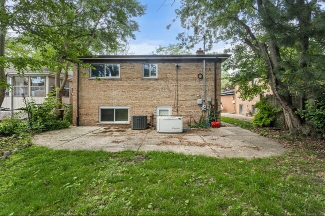 Building Photo - 608 Lavergne Ave