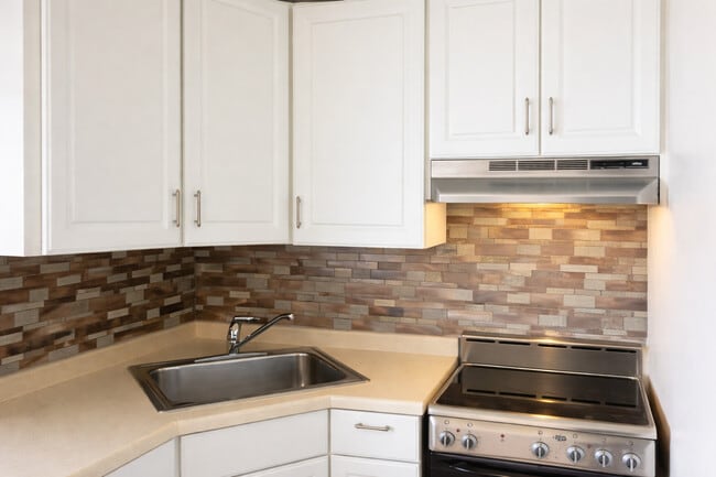 Building Photo - 3110 N Sheridan Rd