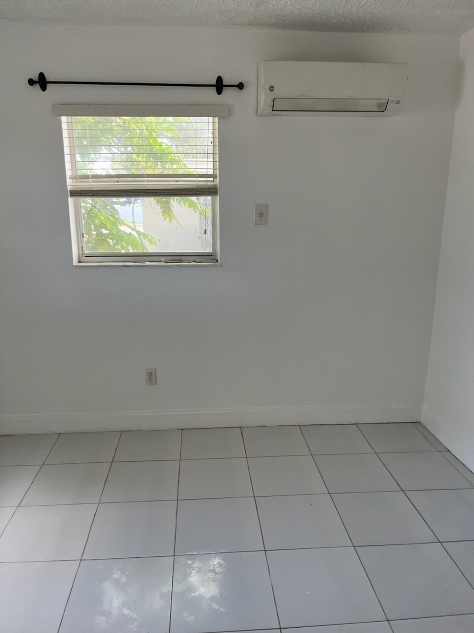 Building Photo - 5553 NW 32nd Ave