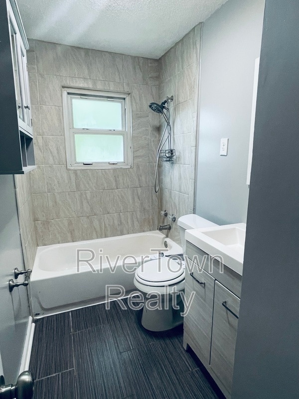 Building Photo - 6630 Embassy Cir