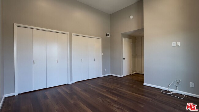 Building Photo - 11260 Overland Ave