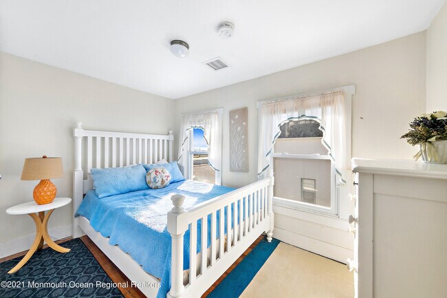 Building Photo - 1211 Ocean Ave N