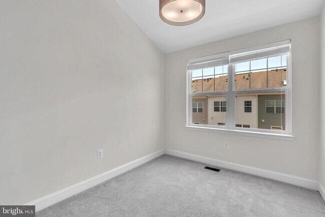 Building Photo - 617 S Cherry Grove Ave