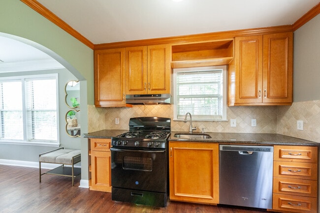 Building Photo - 833 Grove St