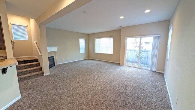 Building Photo - 4 bedroom 2.5 bathroom home